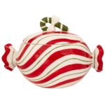 ΛΕΥΚΗ ΜΕ ΚΟΚΚΙΝΕΣ ΡΙΓΕΣ ΚΕΡΑΜΙΚΗ ΜΠΙΣΚΟΤΙΕΡΑ ΣΕ ΣΧΗΜΑ ΚΑΡΑΜΕΛΑΣ 21,5Χ13Χ15ΕΚ CHRISTMAS